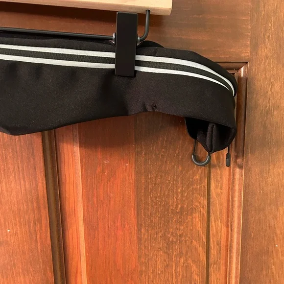 BELKIN Reflective stripe adjustable Fitness bag. Has a pouch for phone. - Picture 3 of 5